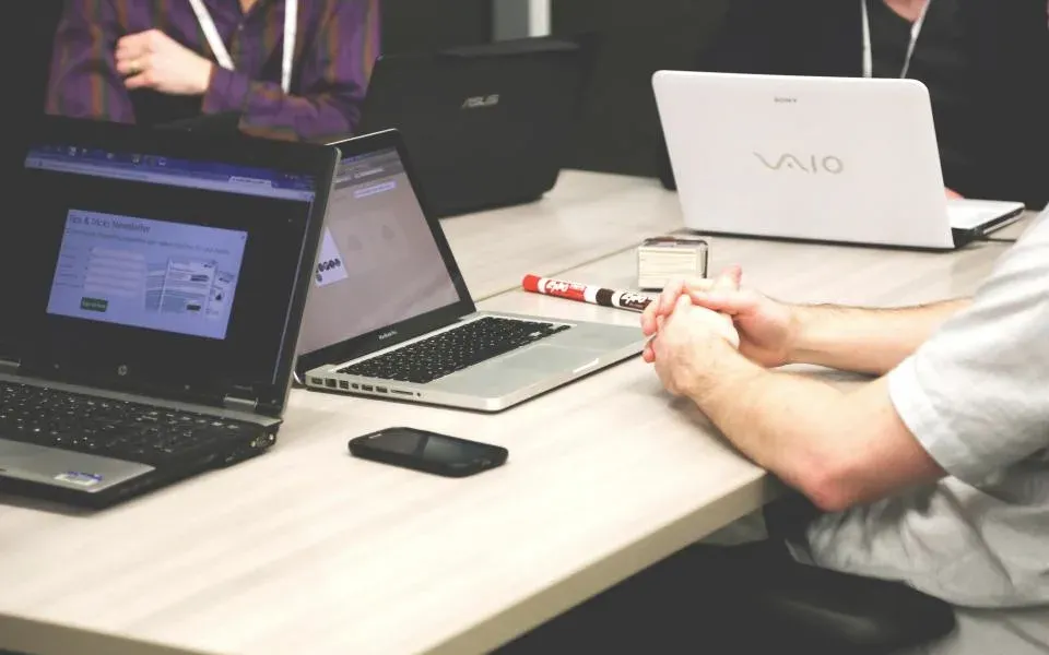 Une équipe travaille sur des ordinateurs portables