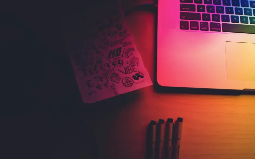Poste de travail d’un graphiste, ordinateur portable et croquis